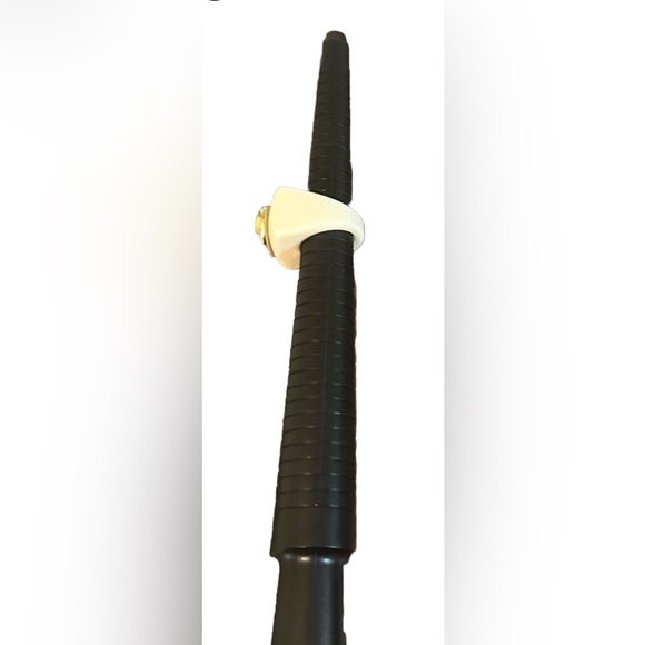 Resin white with gold tone ring size 7 - Picture 6 of 6